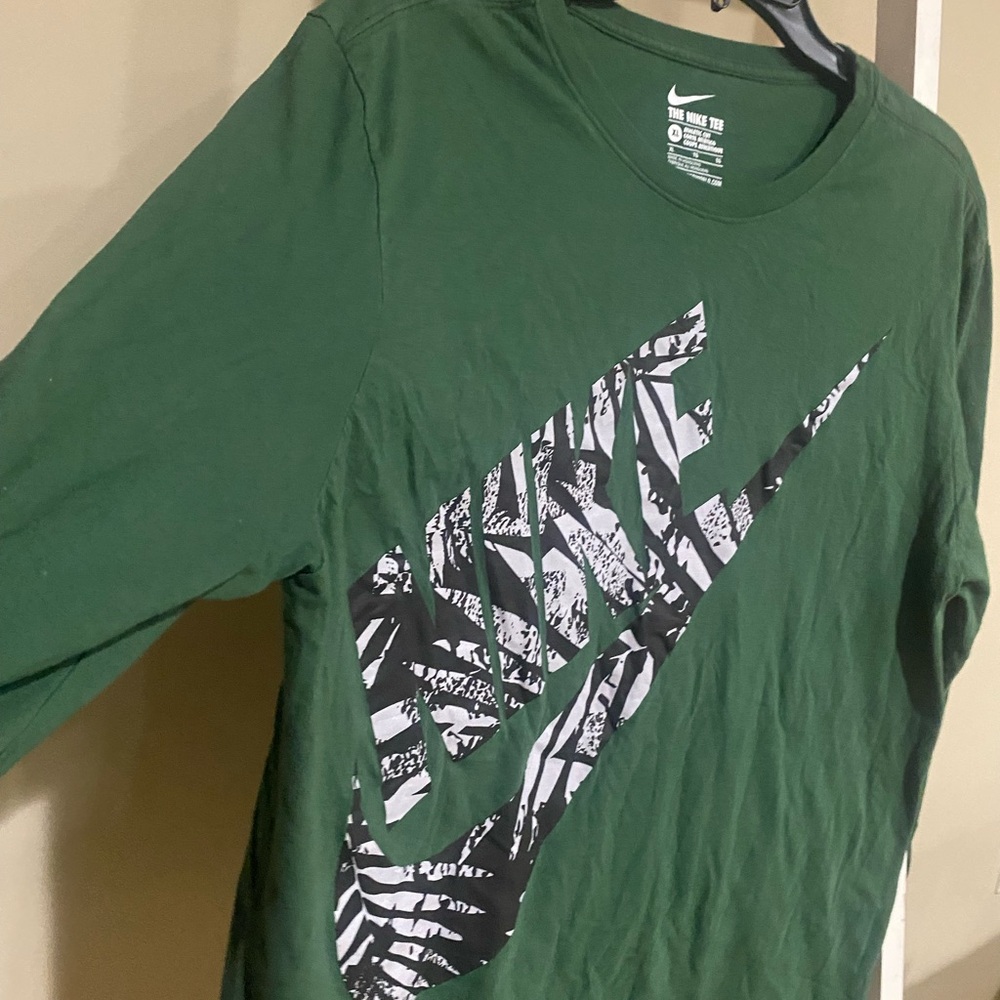 Nike Long Sleeve X-Large Tee Shirt in green with a tropical print - Picture 3 of 3